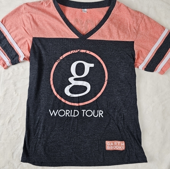 garth brooks Tops - Garth Brooks World Tour Shirt Women’s Large V Neck vintage baseball Tee